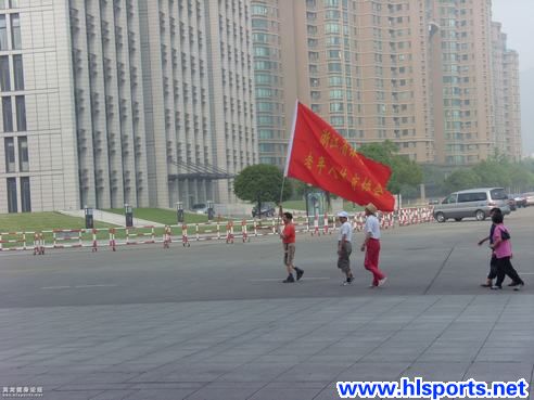 省体育局系统离退休老同志黄龙健步走(图1)