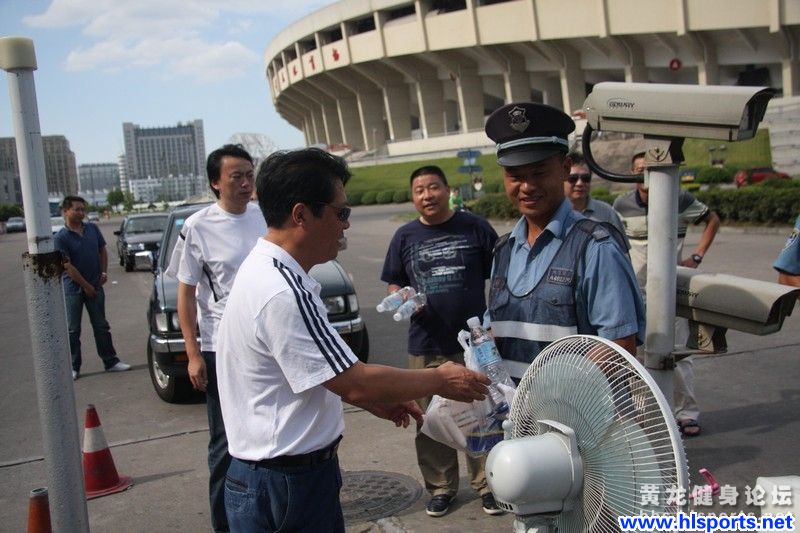 炎炎夏日  黄龙为一线职工送“清凉”(图1)