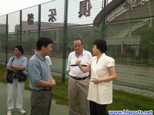 国家体育总局网球运动管理中心主任孙晋芳考察黄龙网球场(图2)