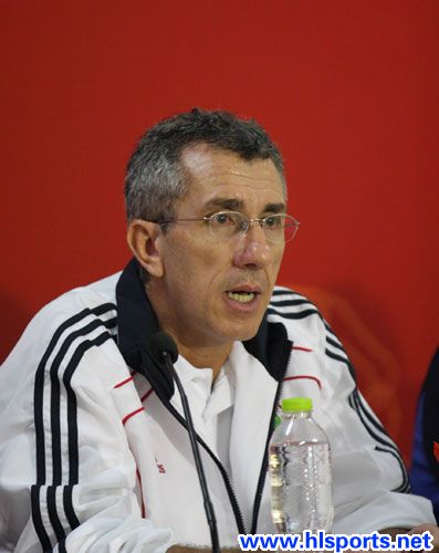 法里纳：裁判表现糟糕 少一人弃门将也要进攻(图1)