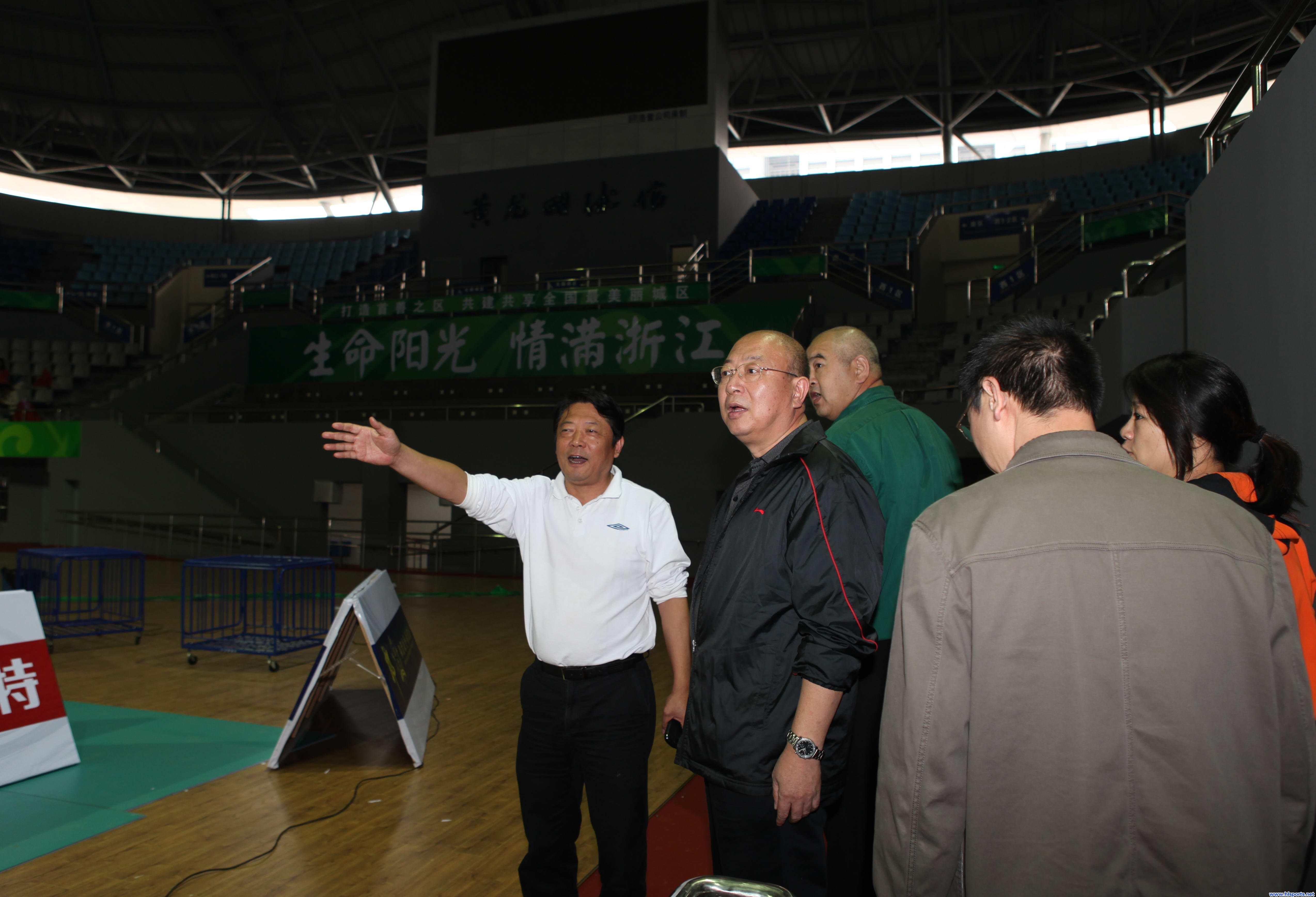 应祖明副局长一行视察八届残运会网球比赛场地(图1)