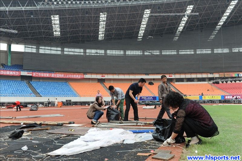 干部职工 男女老少齐上阵(图2)