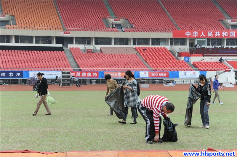 干部职工 男女老少齐上阵(图3)