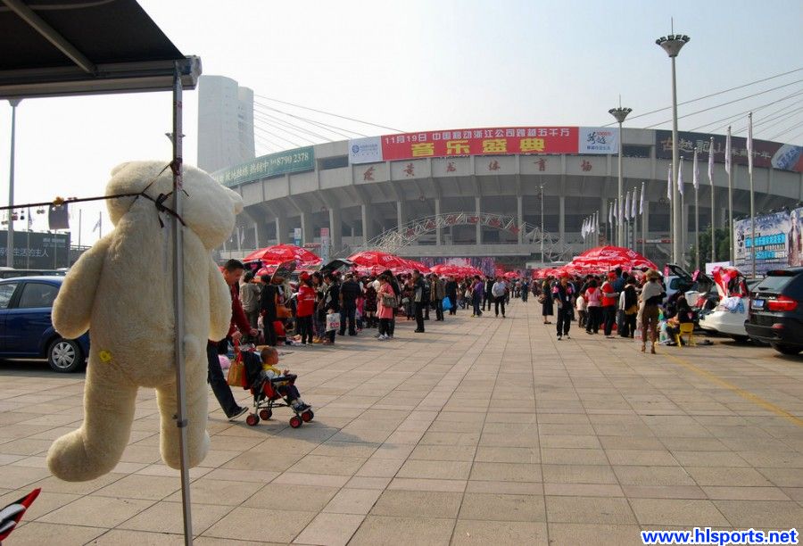 “爱在后备厢”义卖活动：30万善款捐给贵州孩子(图2)