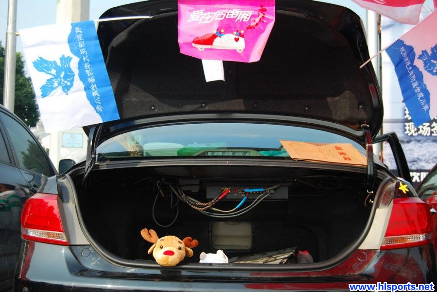 “爱在后备厢”义卖活动：30万善款捐给贵州孩子(图3)