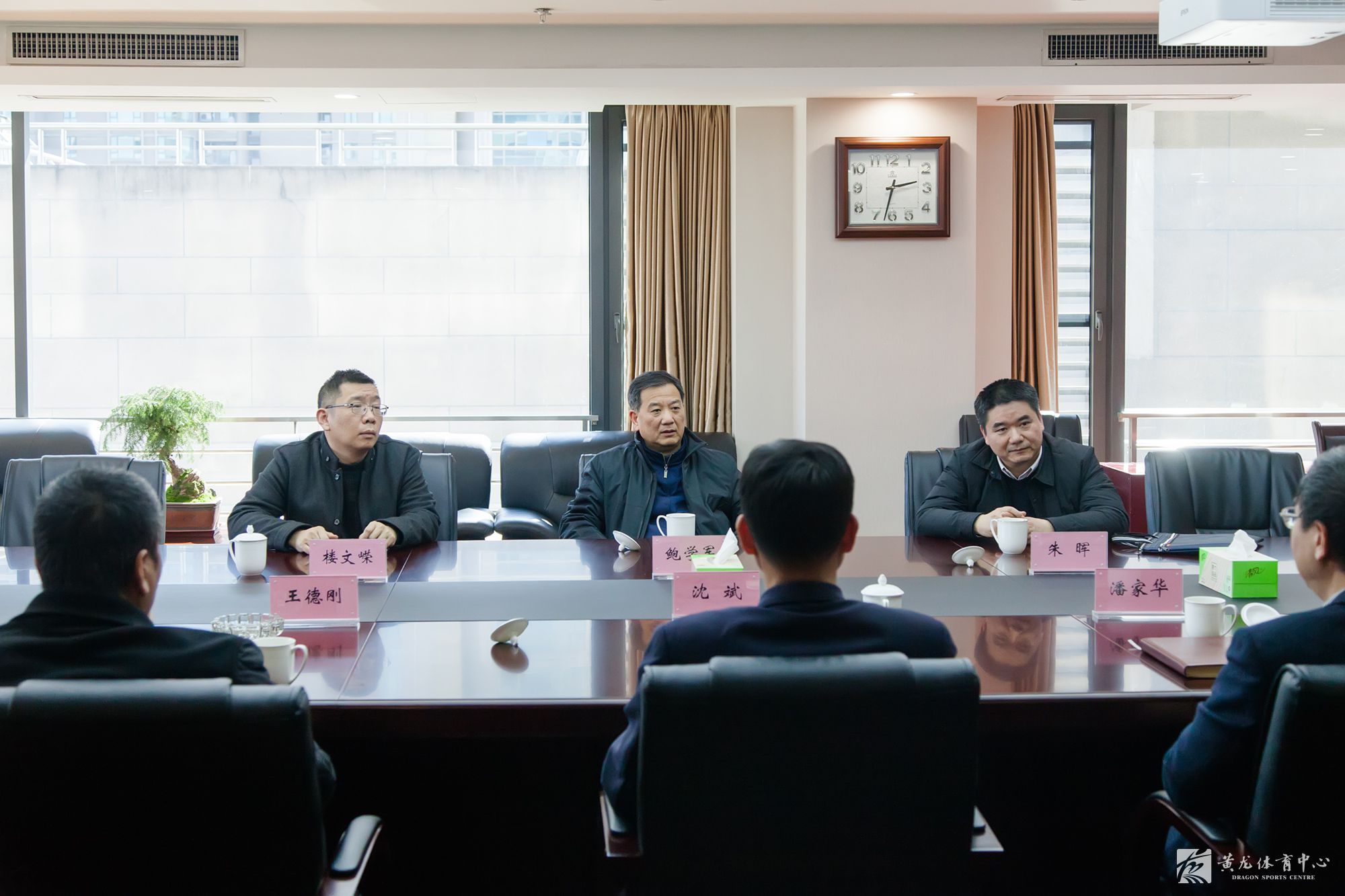 省体育局党组副书记、副局长鲍学军赴黄龙体育中心开展新春走访调研(图2)