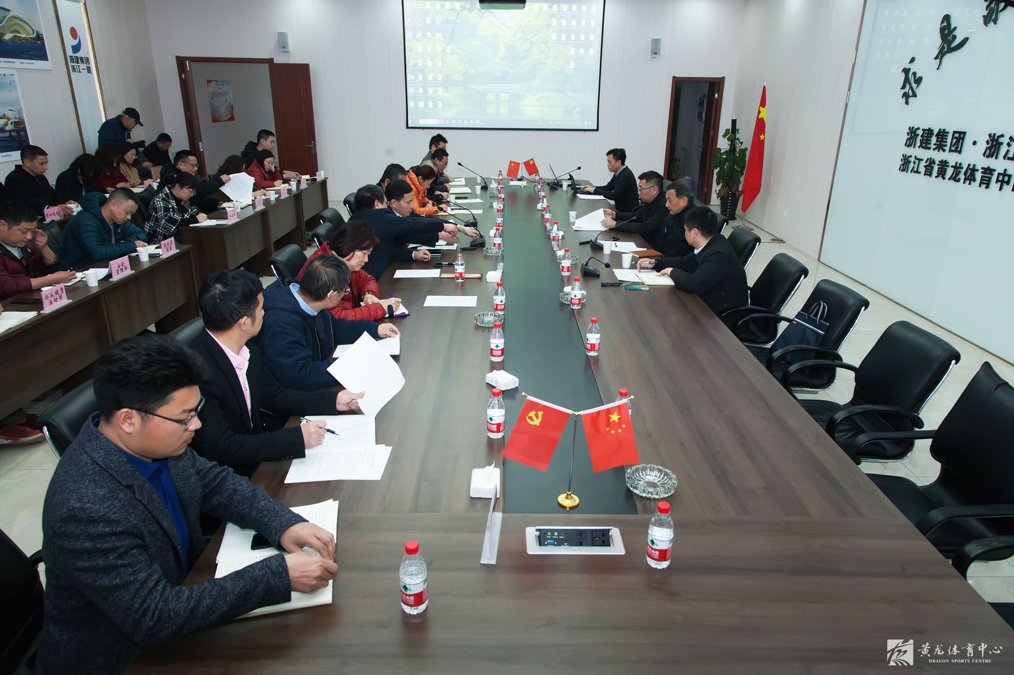 省体育局党组副书记、副局长鲍学军赴黄龙体育中心开展新春走访调研(图4)