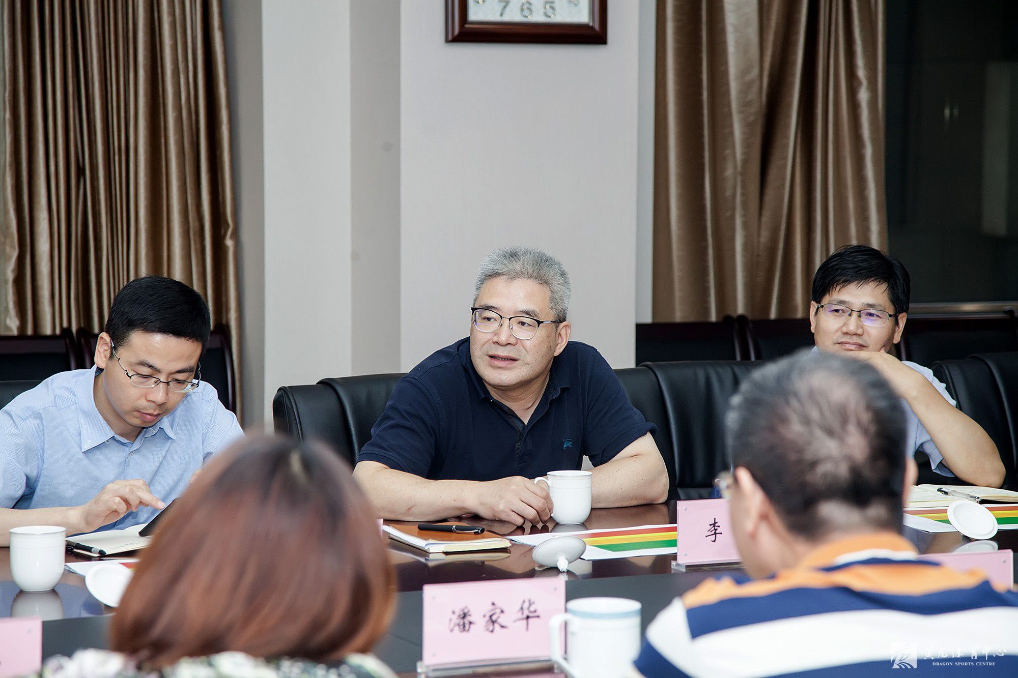 局党组成员、副局长李华赴黄龙体育中心开展公共体育场馆服务大提升工作调研(图2)