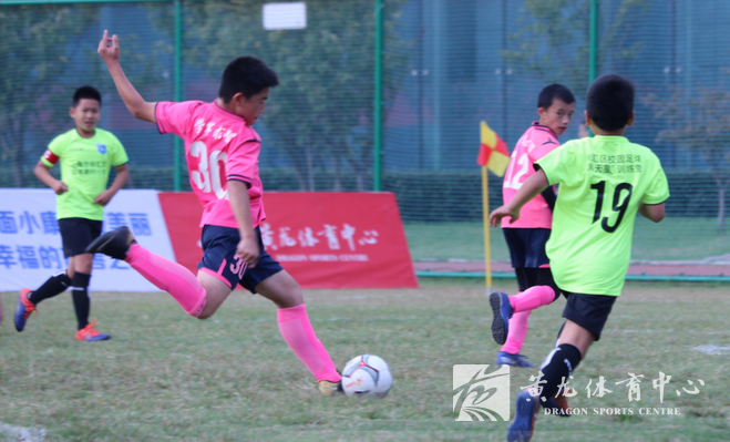 2019第六届“西溪杯”足球邀请赛暨校园足球精英赛在黄龙体育中心举行(图4) 2019第六届“西溪杯”足球邀请赛暨校园足球精英赛在黄龙体育中心举行(图4)
