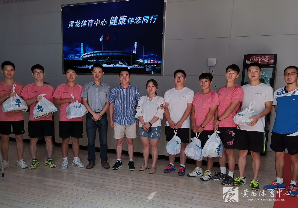 黄龙体育中心党委为一线劳动者送清凉(图2) 黄龙体育中心党委为一线劳动者送清凉(图2)