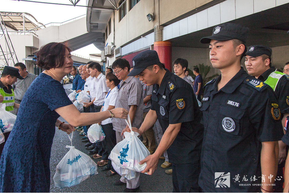 黄龙体育中心党委为一线劳动者送清凉(图4) 黄龙体育中心党委为一线劳动者送清凉(图4)