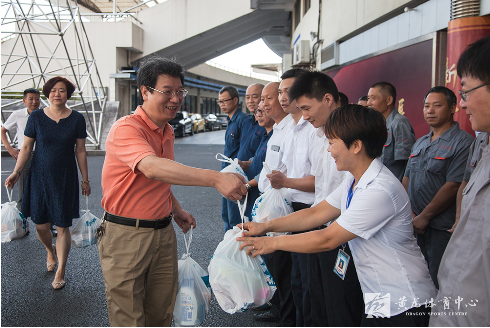 黄龙体育中心党委为一线劳动者送清凉(图3) 黄龙体育中心党委为一线劳动者送清凉(图3)