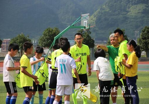 黄龙体育中心绿鹰足球俱乐部派遣教练前往贵州山区支教(图3) 黄龙体育中心绿鹰足球俱乐部派遣教练前往贵州山区支教(图3)