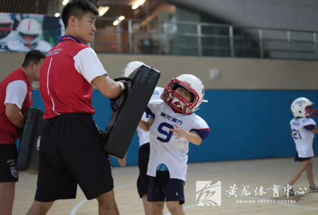 黄龙体育课橄榄球课开课,小球员全副武装享受运动快乐(图2) 黄龙体育课橄榄球课开课,小球员全副武装享受运动快乐(图2)