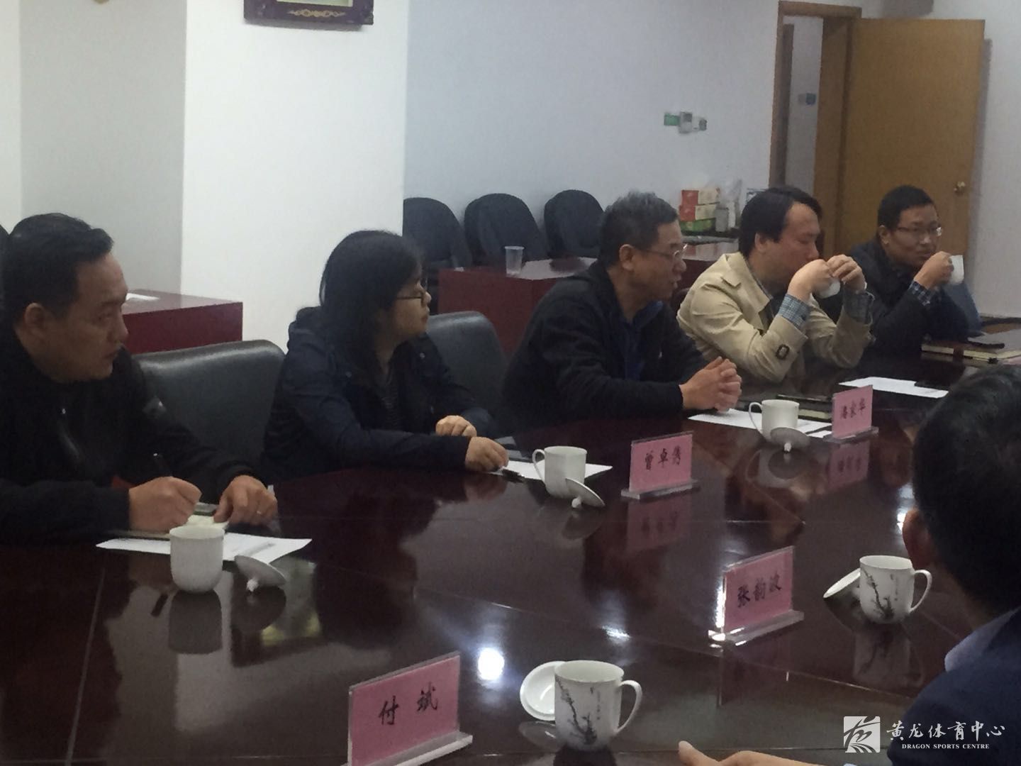 仙桃市体育事业发展中心主任郭金亮一行到黄龙体育中心考察交流(图3)