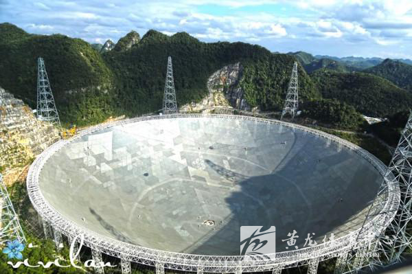 黄龙体育中心组织全体党员干部职工观看《厉害了，我的国》(图2)