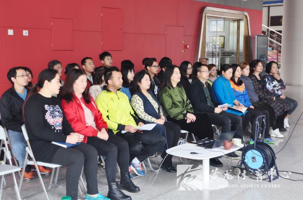 中心组织收看中国共产党第十九次全国代表大会开幕会(图2)