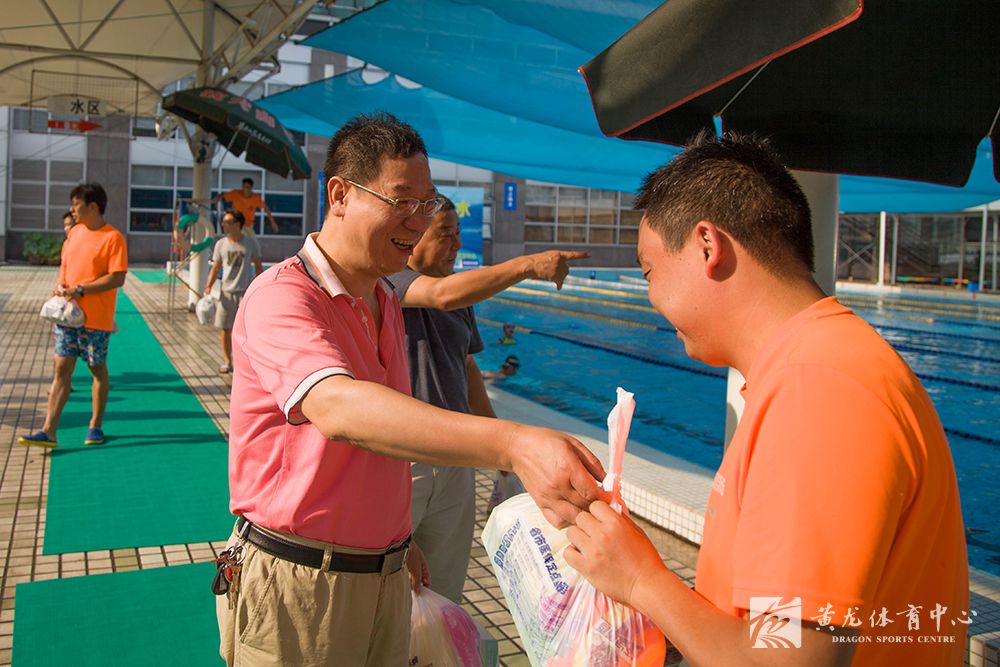 黄龙体育中心开展夏日“送清凉”慰问活动(图3) 黄龙体育中心开展夏日“送清凉”慰问活动(图3)