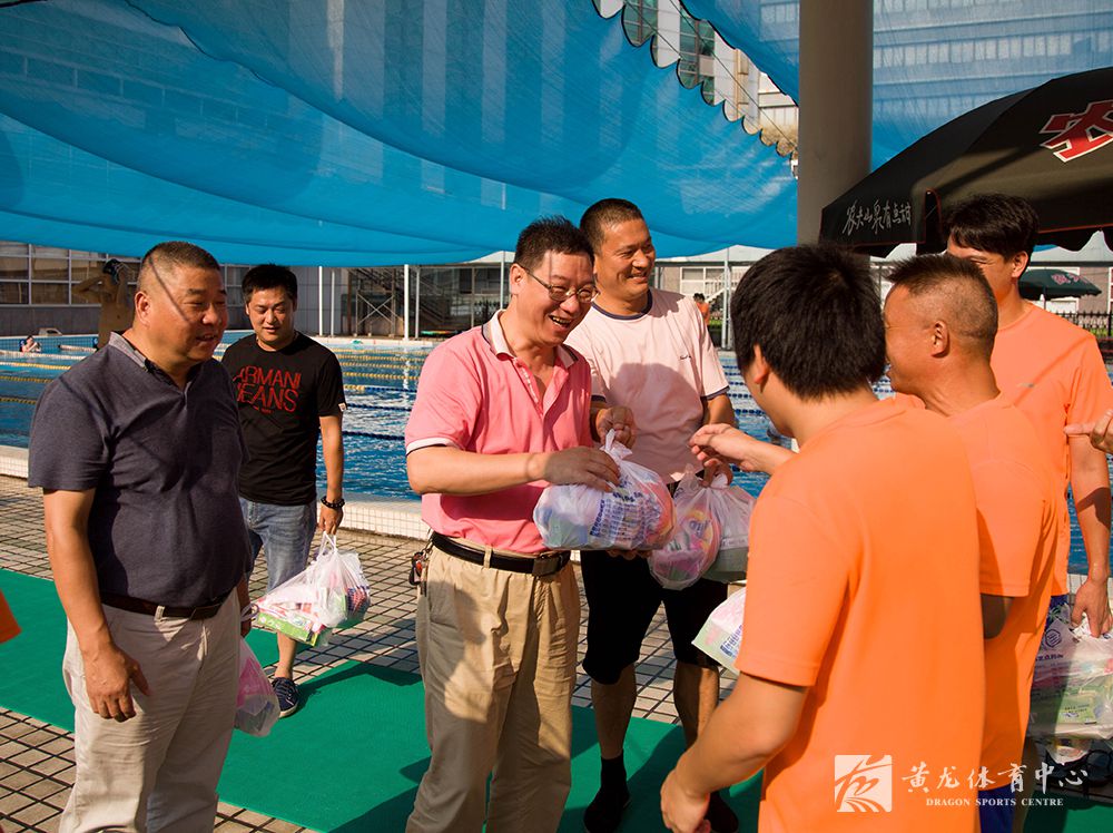 黄龙体育中心开展夏日“送清凉”慰问活动(图4) 黄龙体育中心开展夏日“送清凉”慰问活动(图4)