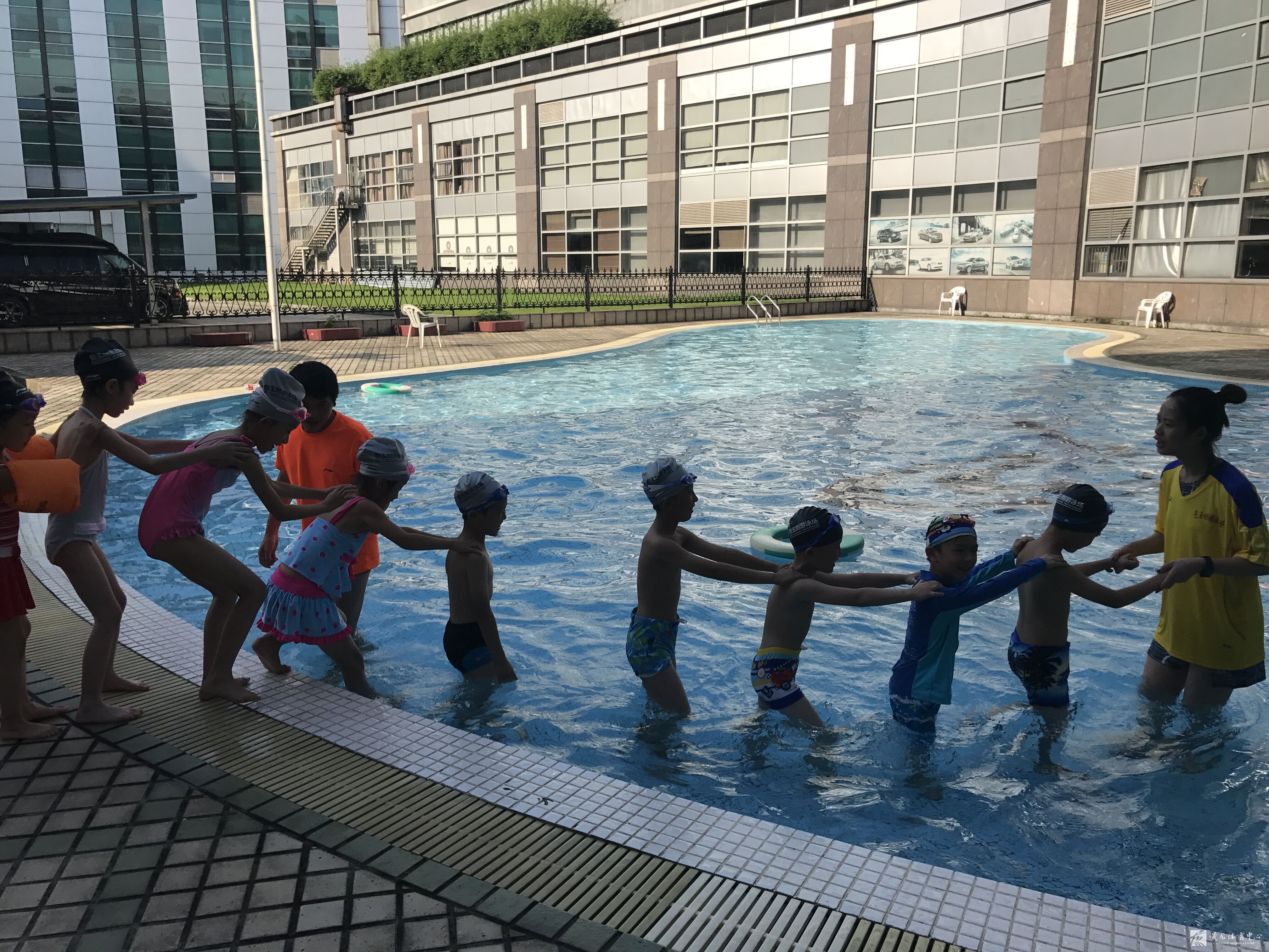 黄龙体育中心“小候鸟”公益游泳培训活动(图2) 黄龙体育中心“小候鸟”公益游泳培训活动(图2)