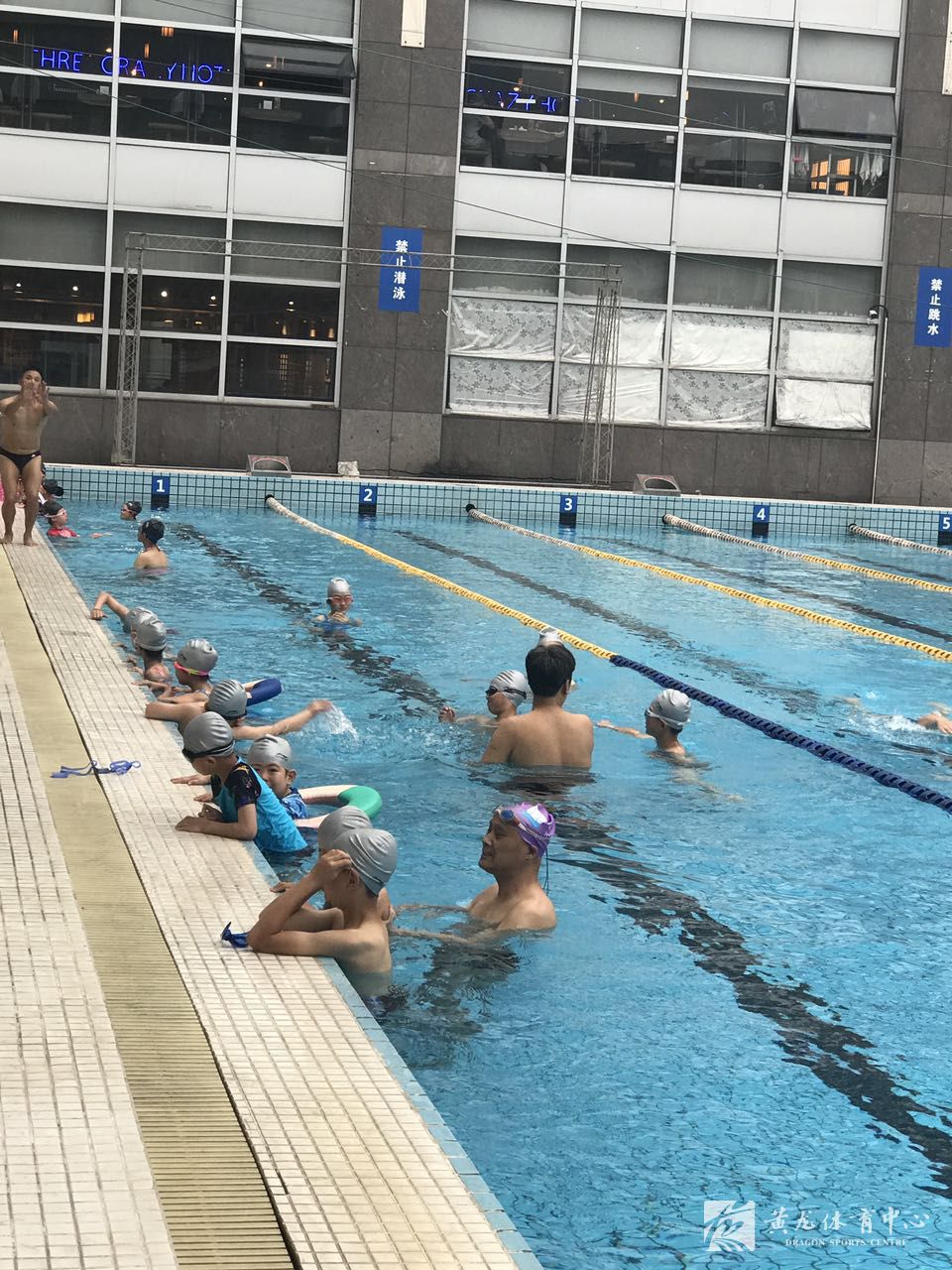 黄龙体育中心六一儿童节公益游泳培训(图3) 黄龙体育中心六一儿童节公益游泳培训(图3)