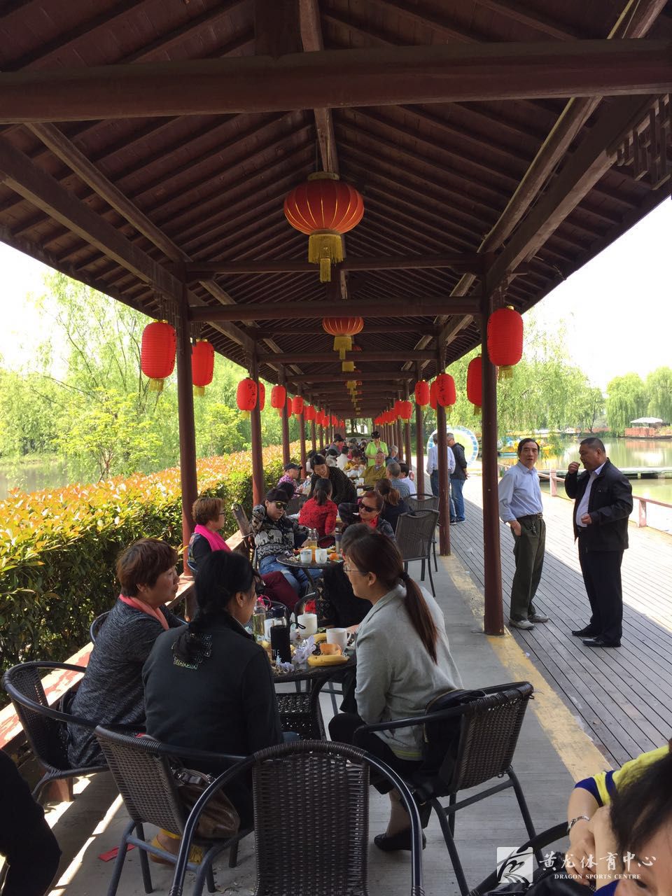 春风十里  笑声阵阵——记黄龙体育中心退休职工春游活动(图1)