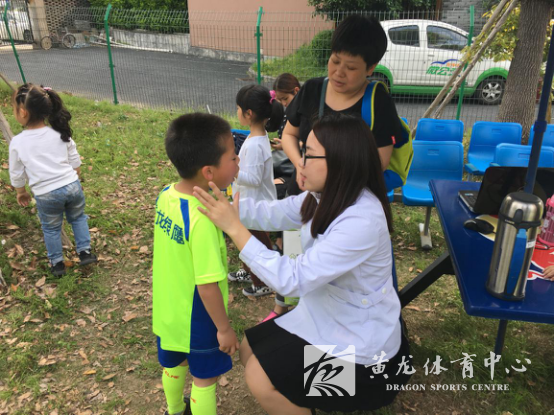 黄龙绿鹰足球俱乐部携手杭州口腔医院城西分院开展“牙医小讲堂”活动(图1)