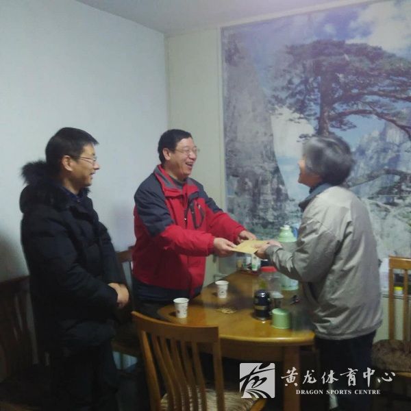 中心领导慰问离退休老同志及其遗孀(图1)