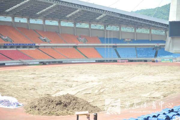 抓住场馆间歇期，黄龙实施草坪改造(图1)