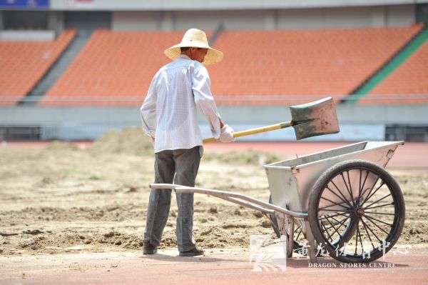 抓住场馆间歇期，黄龙实施草坪改造(图2)
