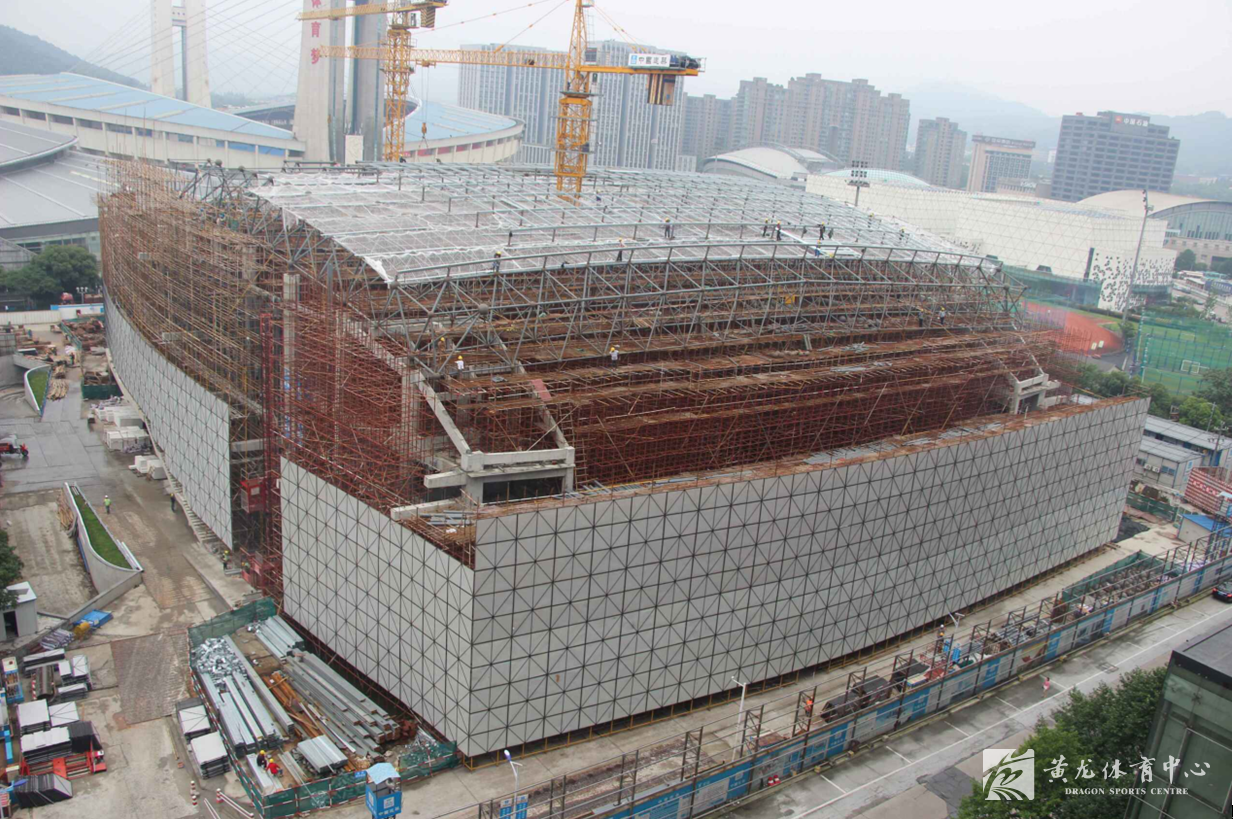 黄龙体育中心游泳跳水馆工程完成北侧钢网壳结构焊接施工(图1)