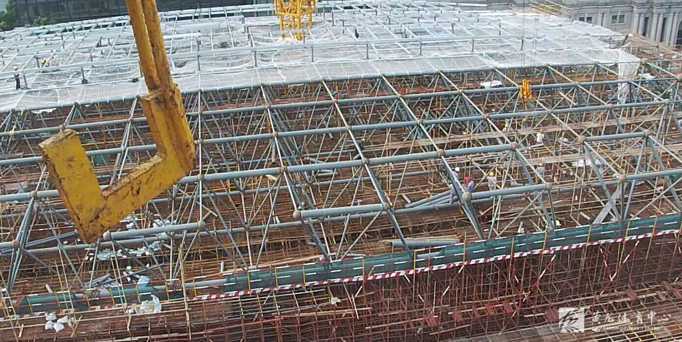 黄龙体育中心游泳跳水馆工程完成北侧钢网壳结构焊接施工(图2)