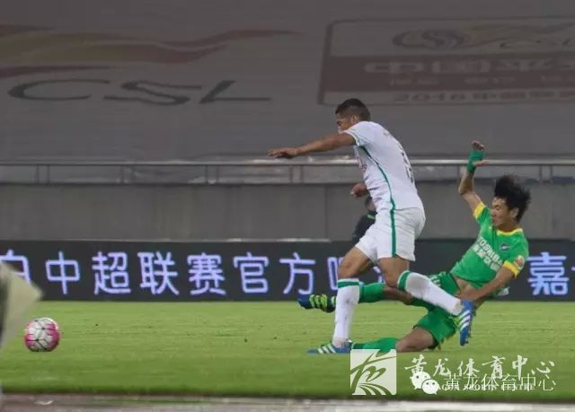 雨中被伊尔马兹折了一下腰（内附现场高清图）(图2)