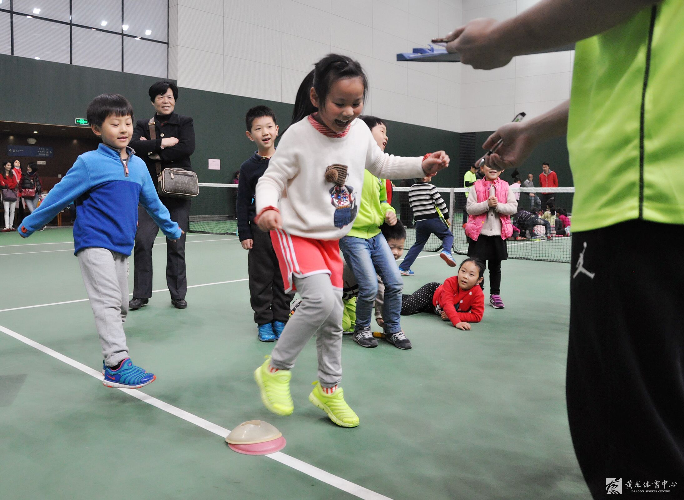 公益化培训结束 社会化培训跟进 黄龙网球幼儿公益培训活动顺利结业(图2)