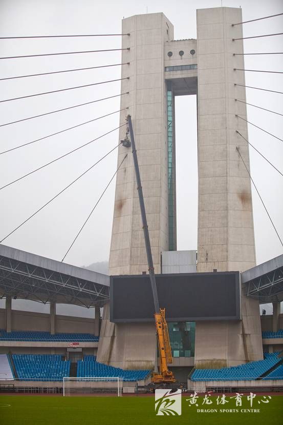 主体育场斜拉索防护罩维修(图1)