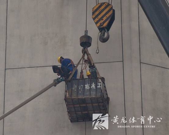 主体育场斜拉索防护罩维修(图2)