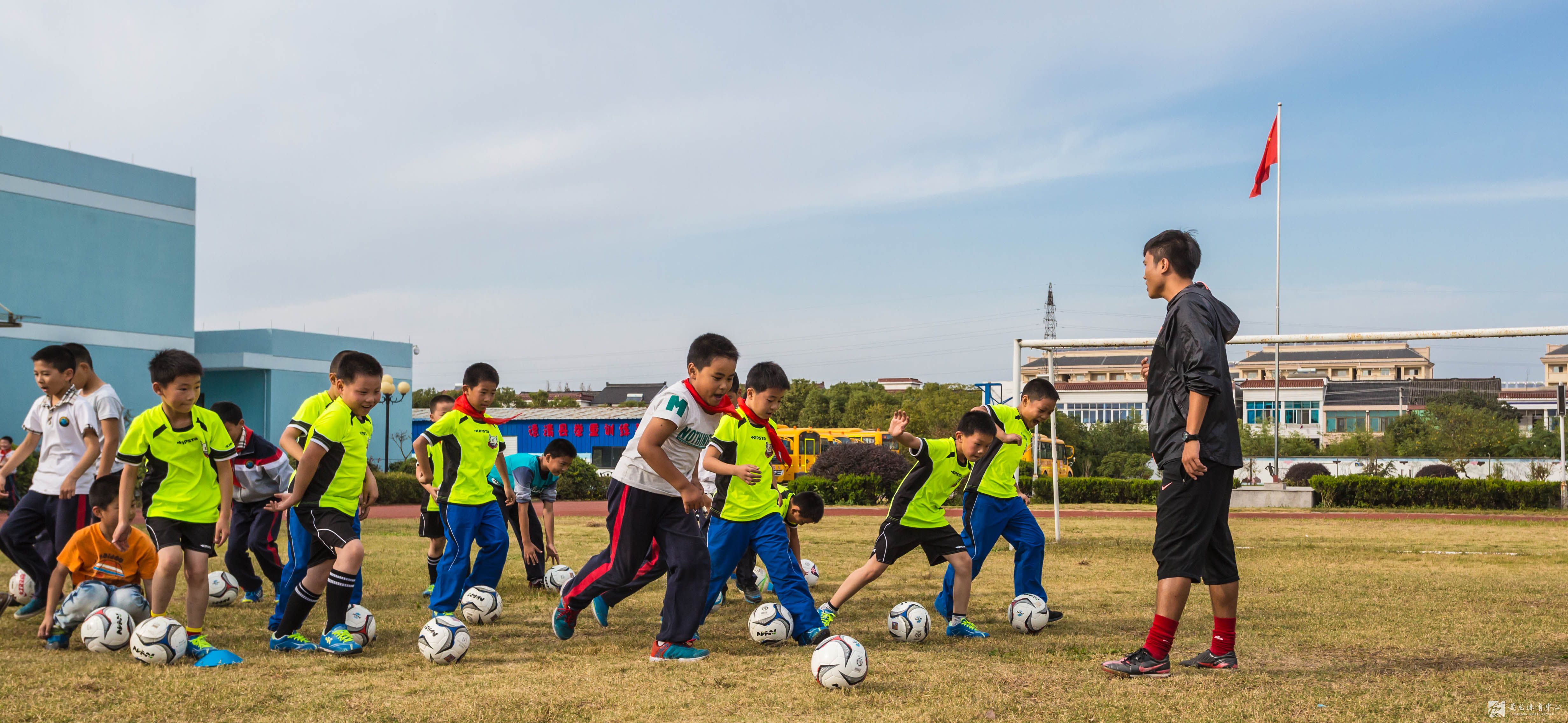 黄龙体育中心推出 “足球种子”计划，让厌学少年重回校园(图1)