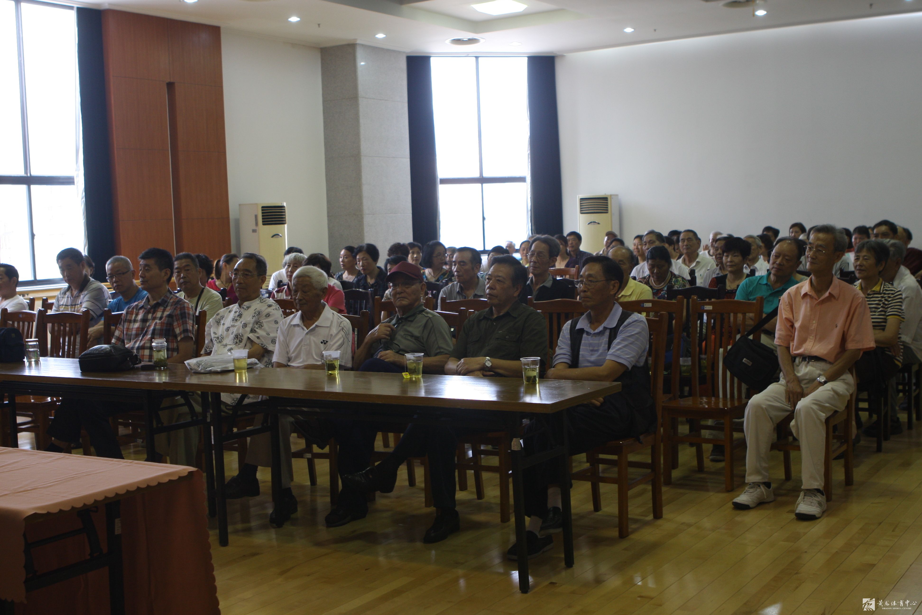 黄龙体育中心重阳送关怀(图1)