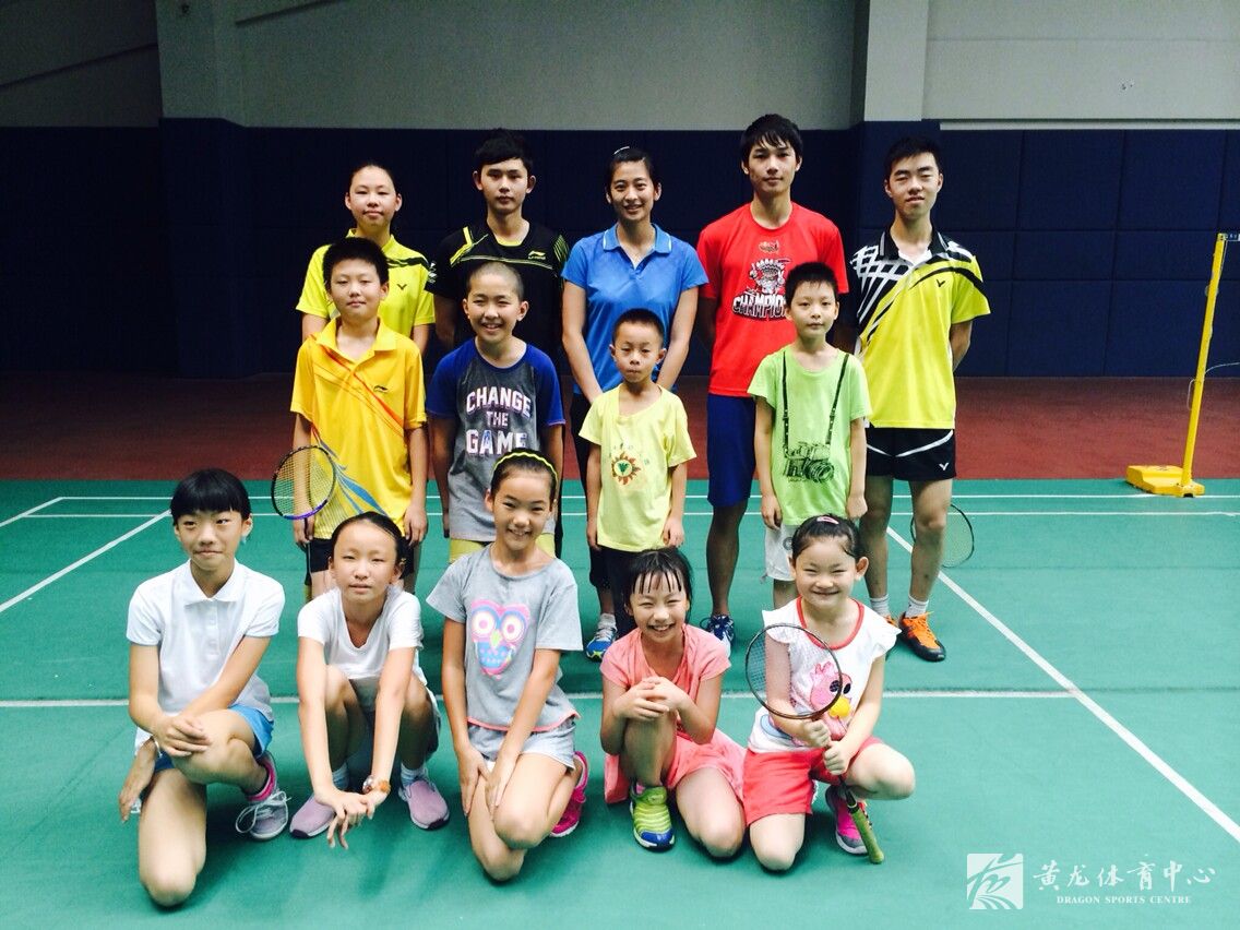 世界冠军王琳黄龙体育中心指导羽毛球培训(图1)