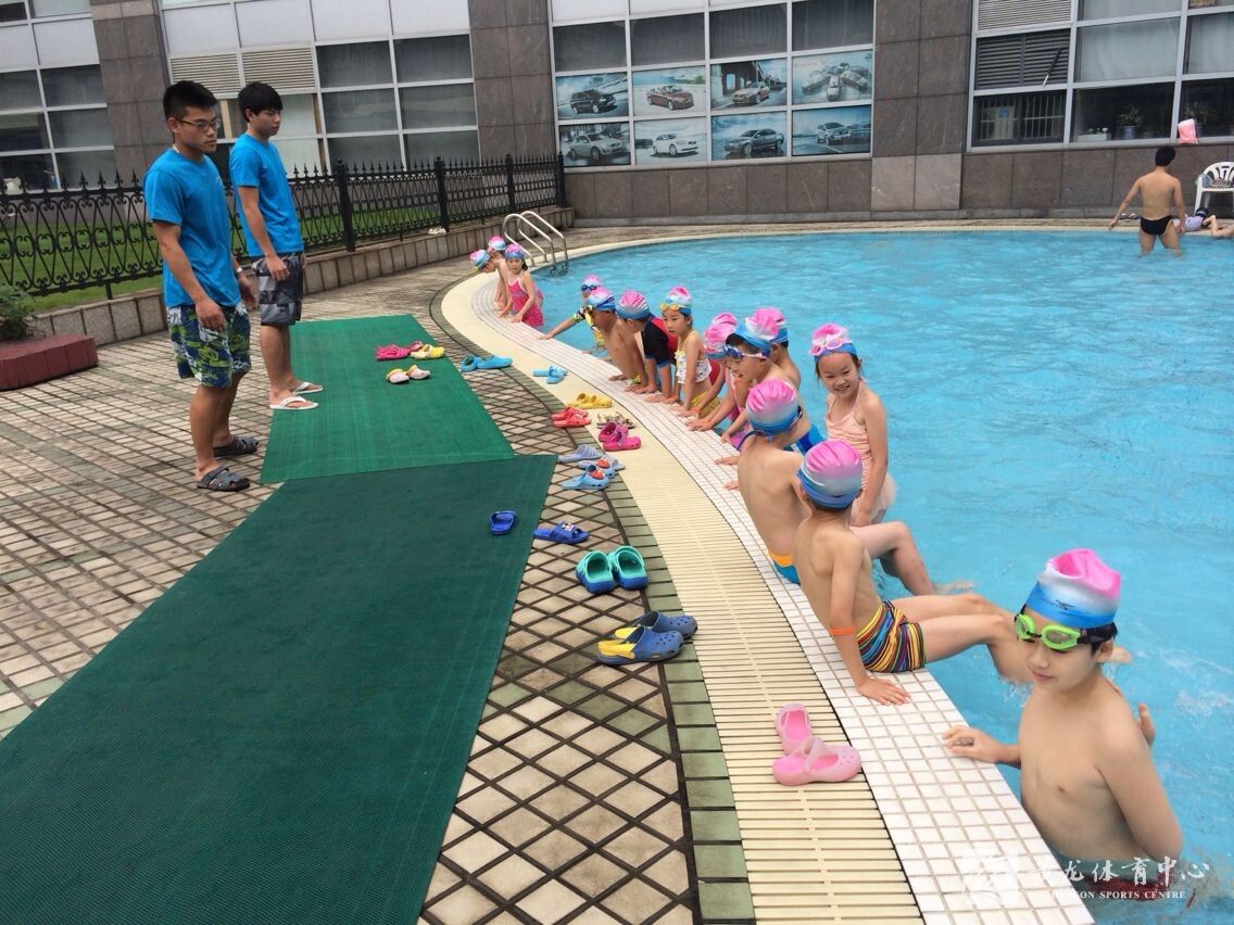 包玉刚游泳特色夏令营顺利开班(图1)