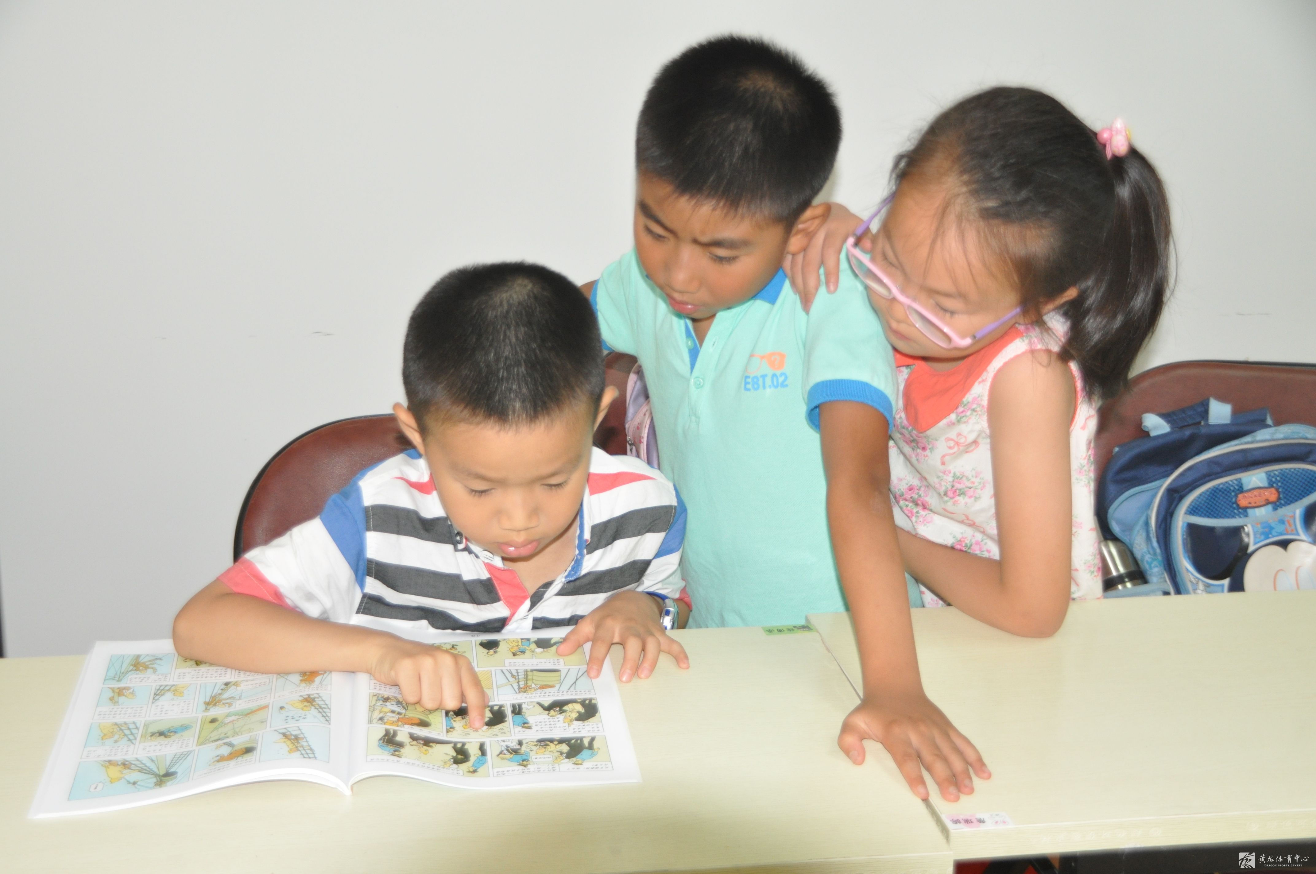 包玉刚游泳特色夏令营顺利开班(图2)