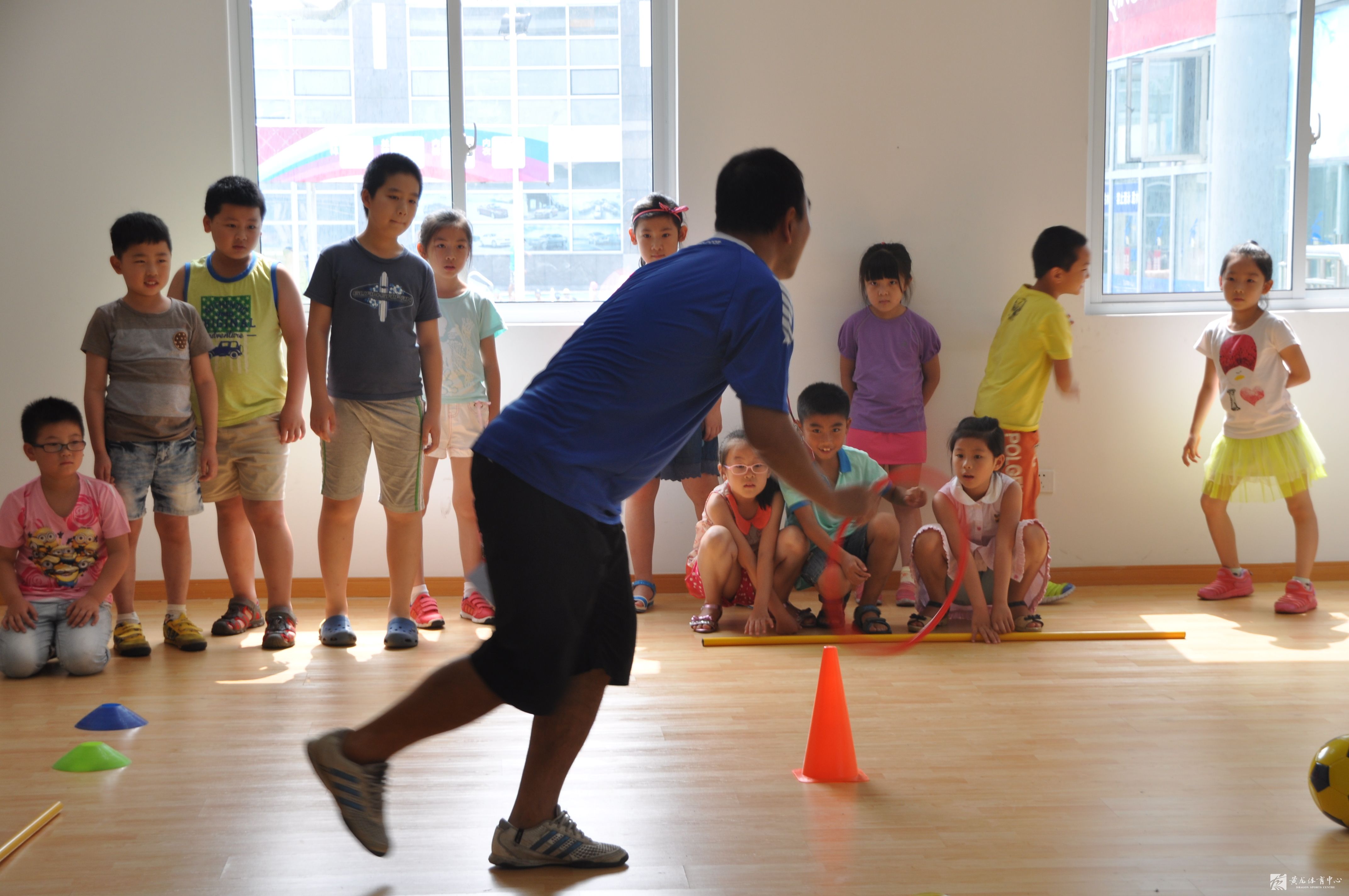 包玉刚游泳特色夏令营顺利开班(图3)