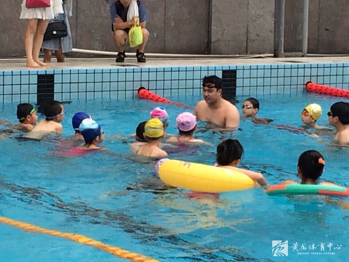 与吴鹏一起在包玉刚游泳场欢度“六一”(图1)
