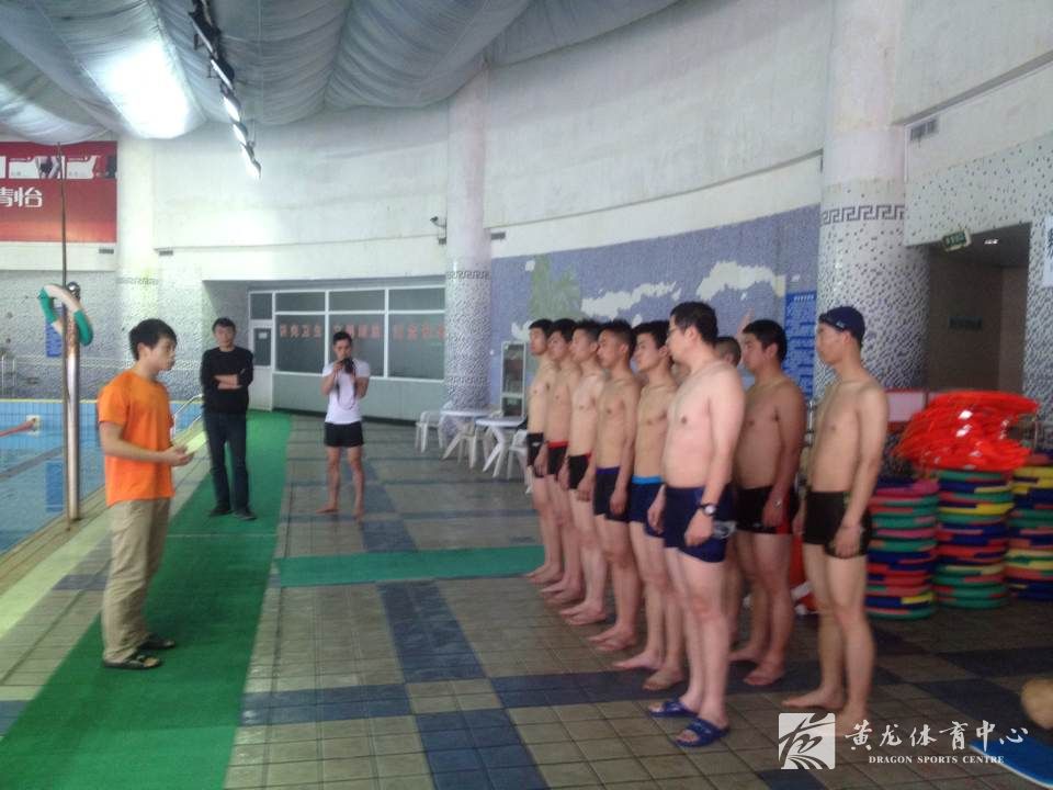 包玉刚游泳场资深救生员为警员水上救生技术授课(图1)