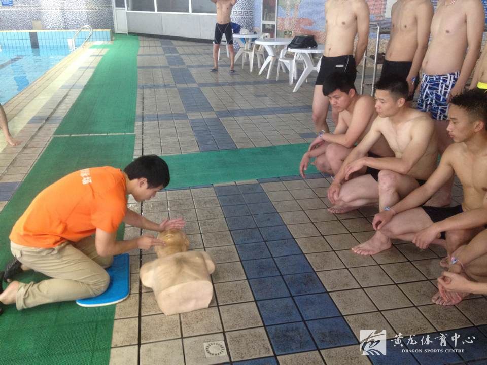 包玉刚游泳场资深救生员为警员水上救生技术授课(图2)