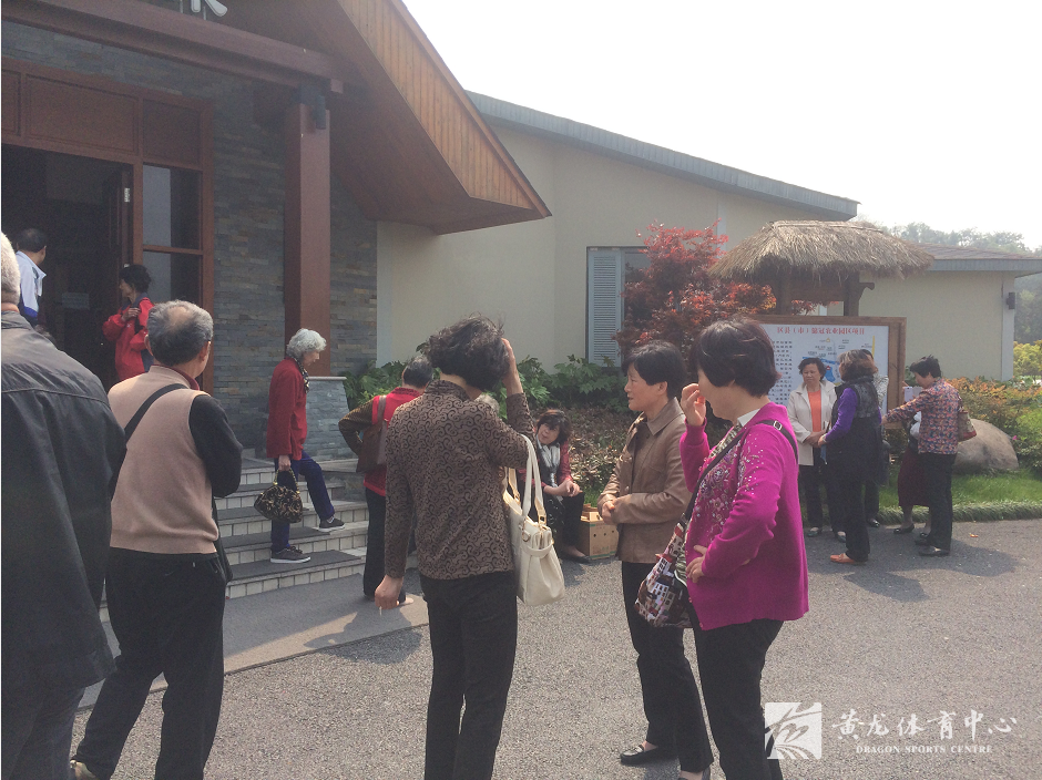 黄龙体育中心组织退休职工外出踏青活动  (图1)