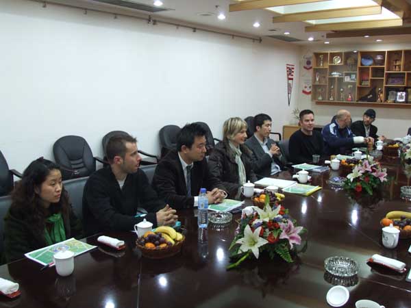 11月17日国际足联商务考察团一行考察黄龙体育中心(图1)