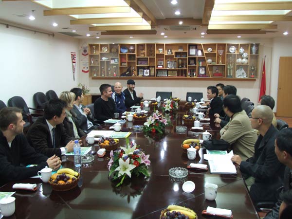 11月17日国际足联商务考察团一行考察黄龙体育中心(图2)