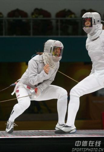 亚运女子个人佩剑赛 谭激动万分(图1)