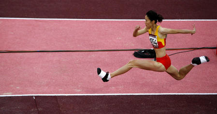 田径小鬼当家-薛飞5千米摘金 谢荔梅三级跳折桂(图1)